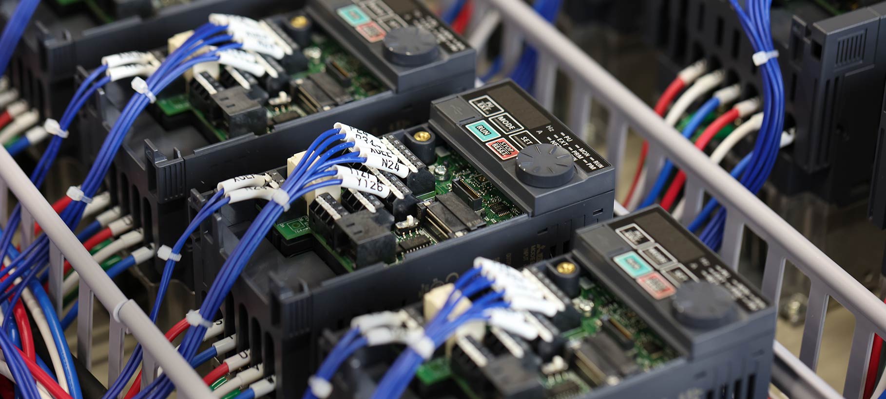 制御盤の設計・製作・施工を行う電機工業  電動機械の未来を デザインする  CUSTOMER FIRST&HIGH QUALITY